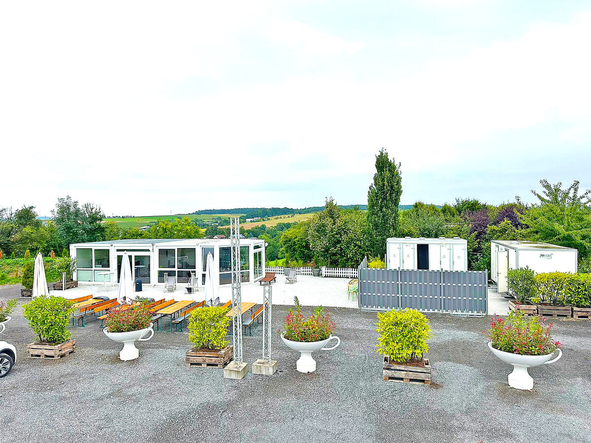 Empfangsgebäude mit Terrasse